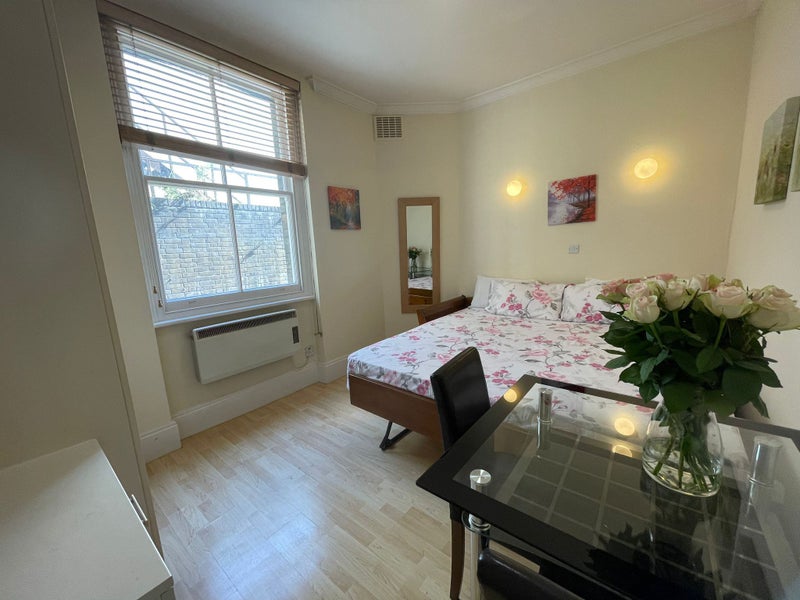 'Fully Furnished Studio Flat in Mayfair' Room to Rent from SpareRoom