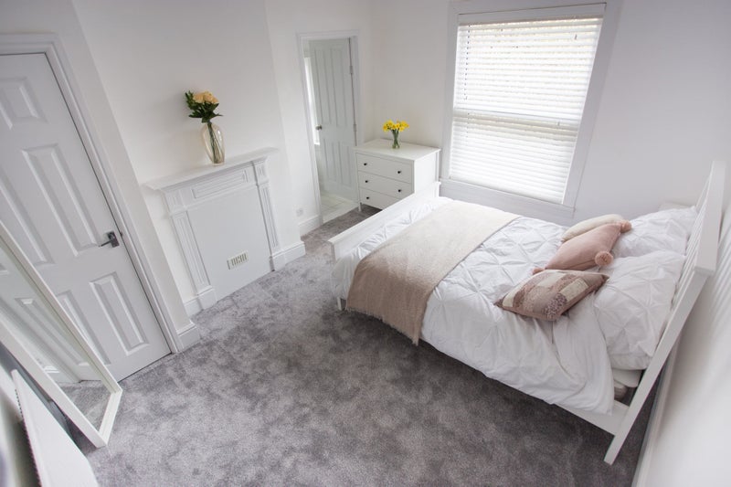 Photo 1: Room 6 ensuite available 