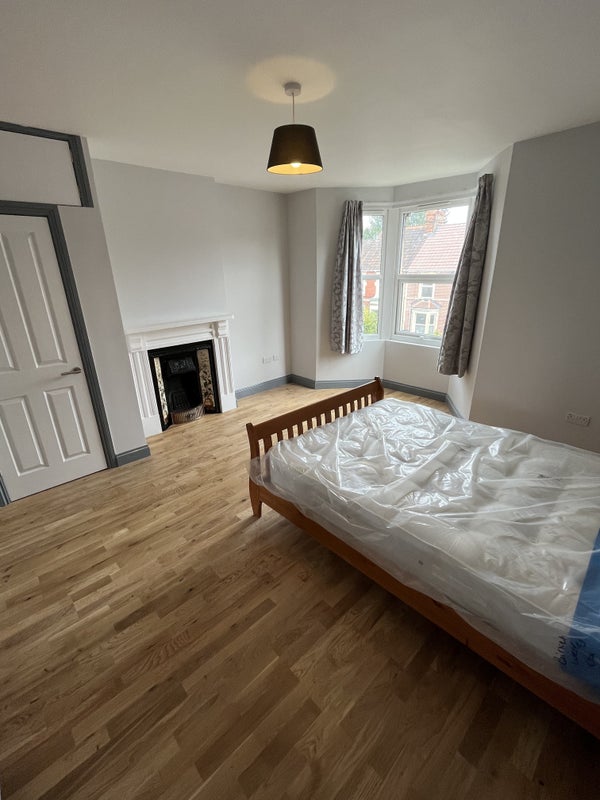 Photo 1: Huge bedroom with feature fireplace