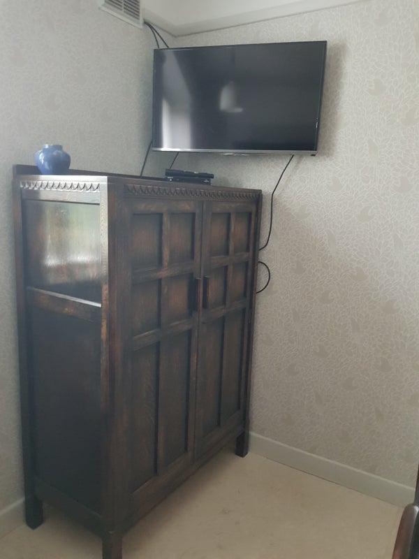 Photo 2: Room with own TV