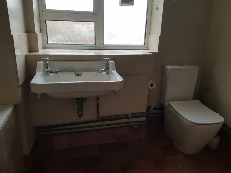 Photo 8: Spacious bathroom