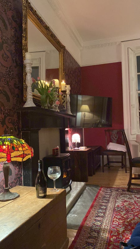 Photo 1: Living room 