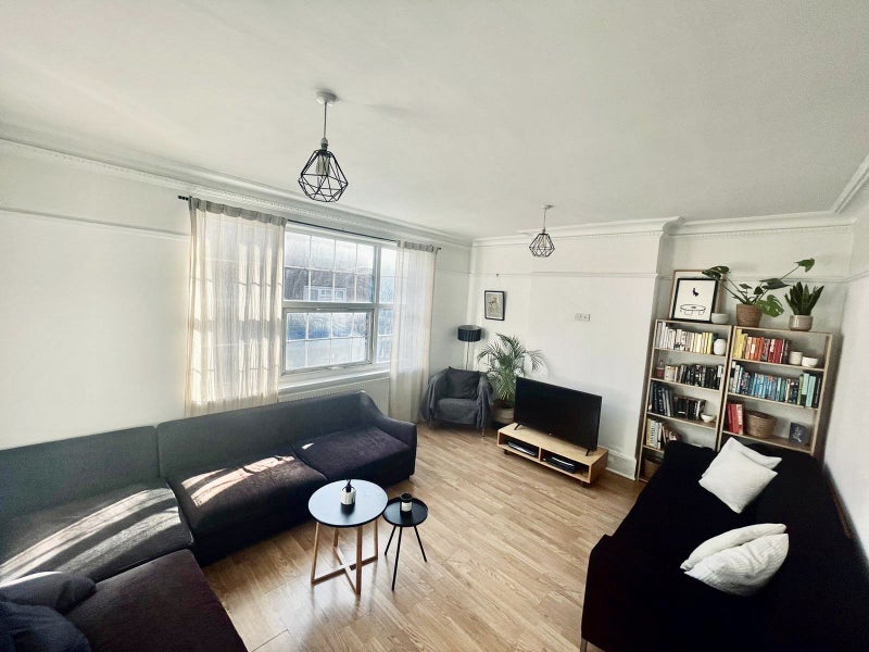 Photo 1: Living room 