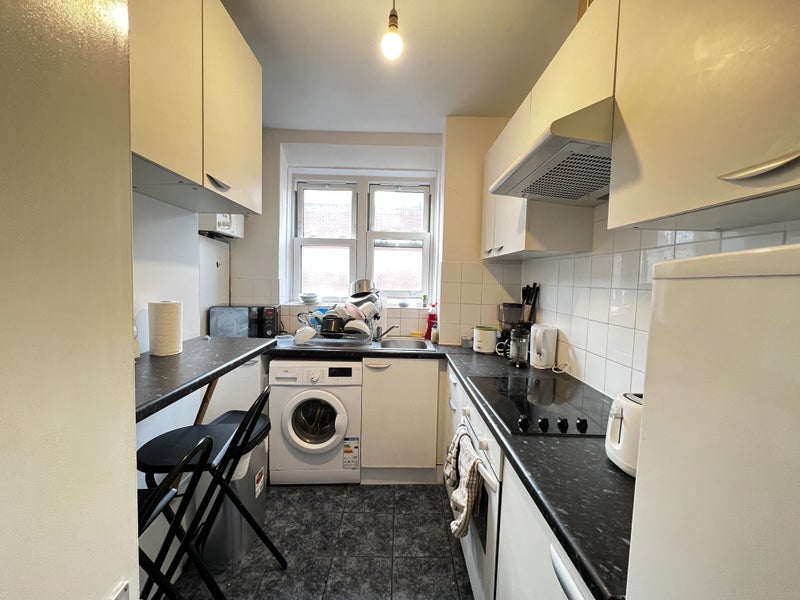 '2 Rooms To Rent Zone 1 ( Aldgate East )' Room to Rent from SpareRoom