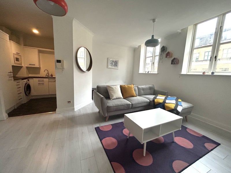 'Spacious 1 bed flat with gym, swimming pool ' Room to Rent from SpareRoom