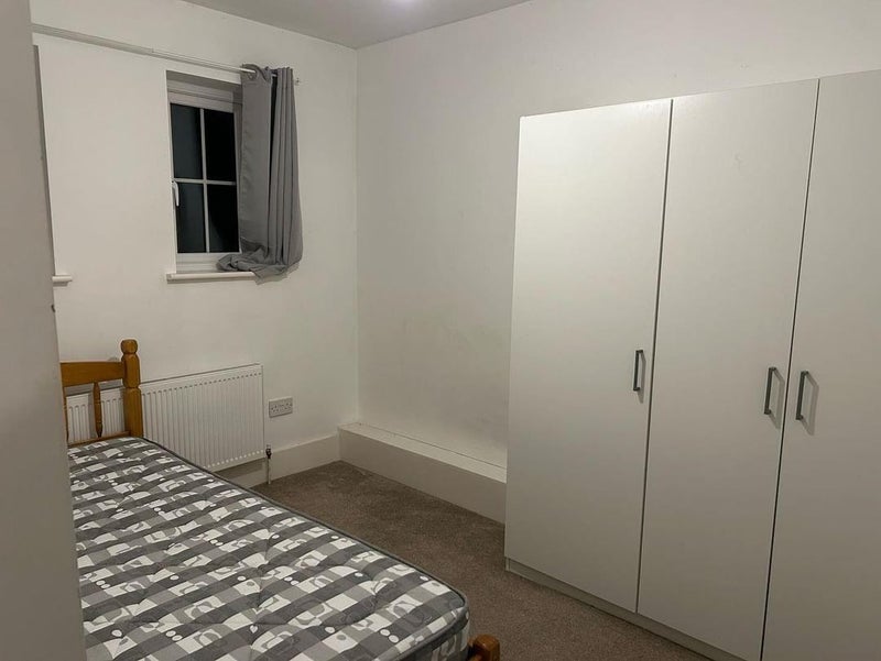 'Mixed student professional house in farnham ' Room to Rent from SpareRoom