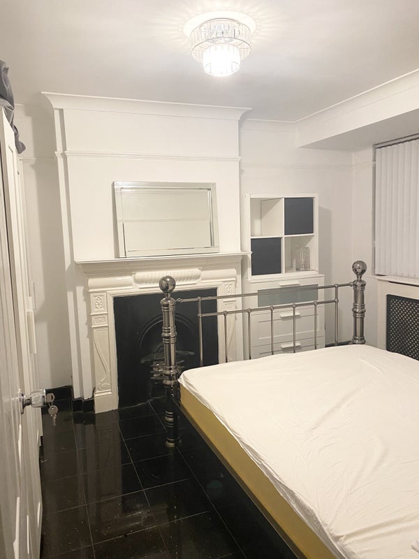 'LARGE room in loughton kingsize bed/Drive' Room to Rent from SpareRoom