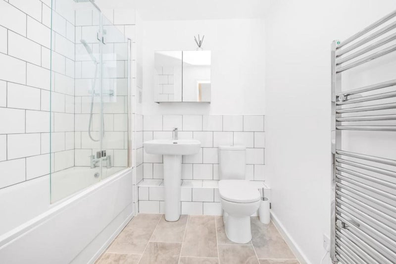'Entire flat available for 1 month rent' Room to Rent from SpareRoom