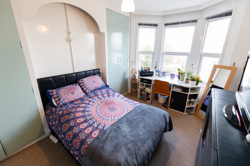 Photo 1: Gorgeous large room with storage and park view 