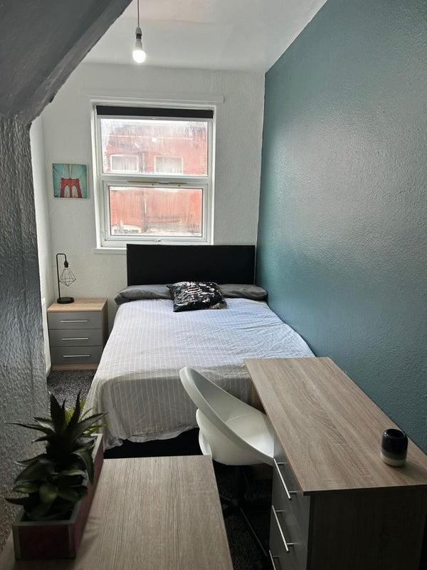 1 bedroom available in Hyde Park' Room to Rent from SpareRoom
