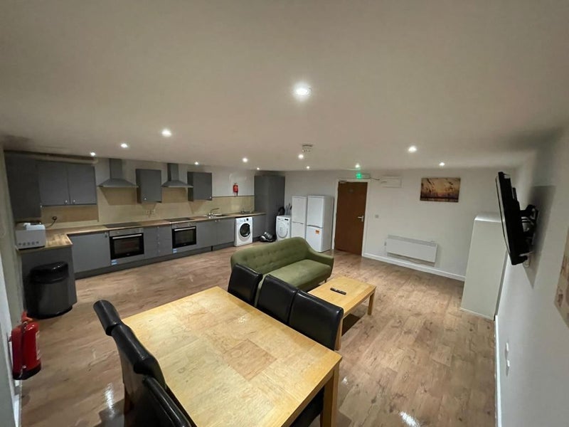 'Stunning 6Bedroom Ensuite Flat NO DEPOSIT' Room to Rent from SpareRoom