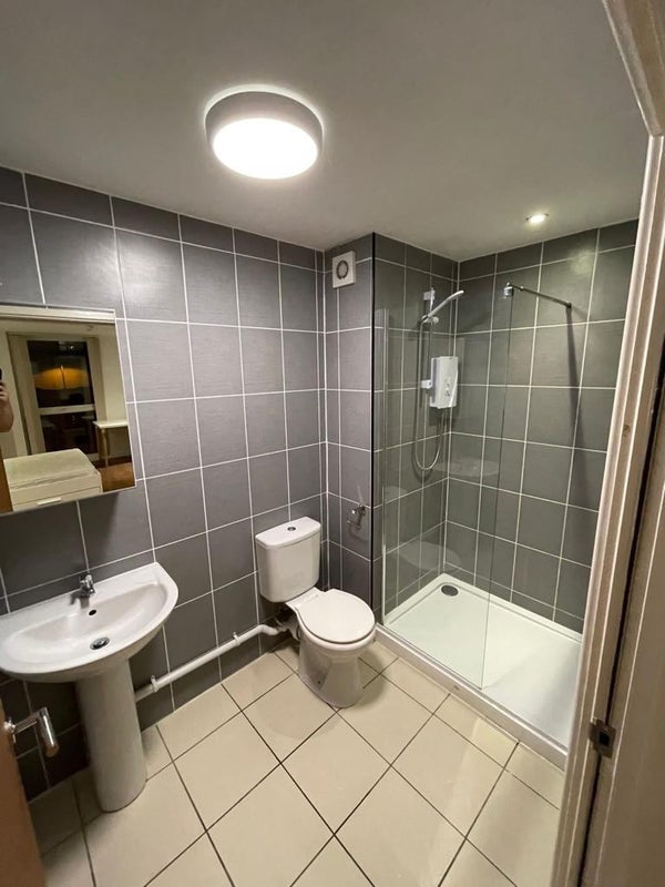 'Stunning 6Bedroom Ensuite Flat NO DEPOSIT' Room to Rent from SpareRoom