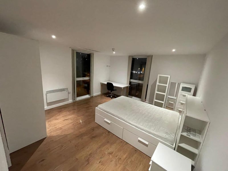 'Stunning 6Bedroom Ensuite Flat NO DEPOSIT' Room to Rent from SpareRoom