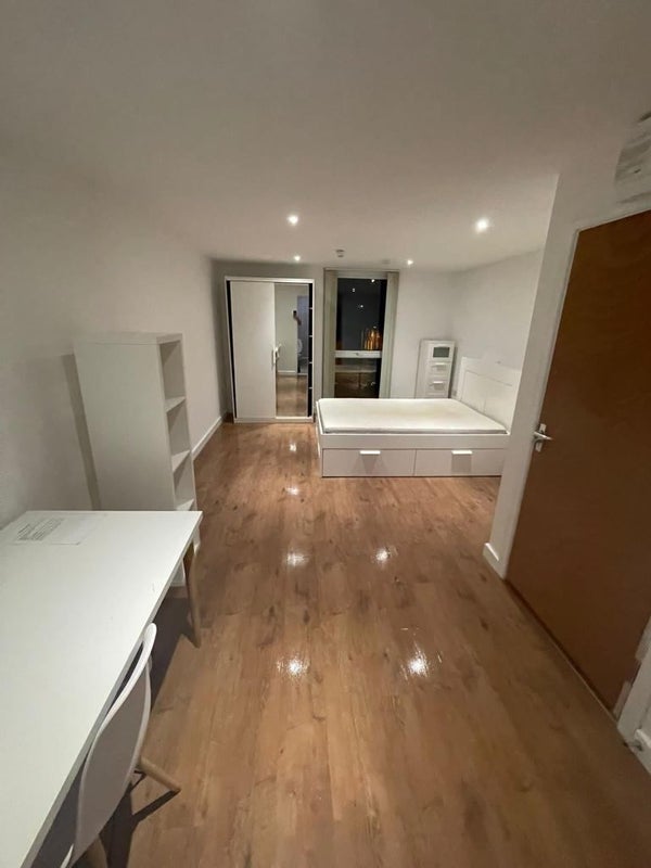 'Stunning 6Bedroom Ensuite Flat NO DEPOSIT' Room to Rent from SpareRoom