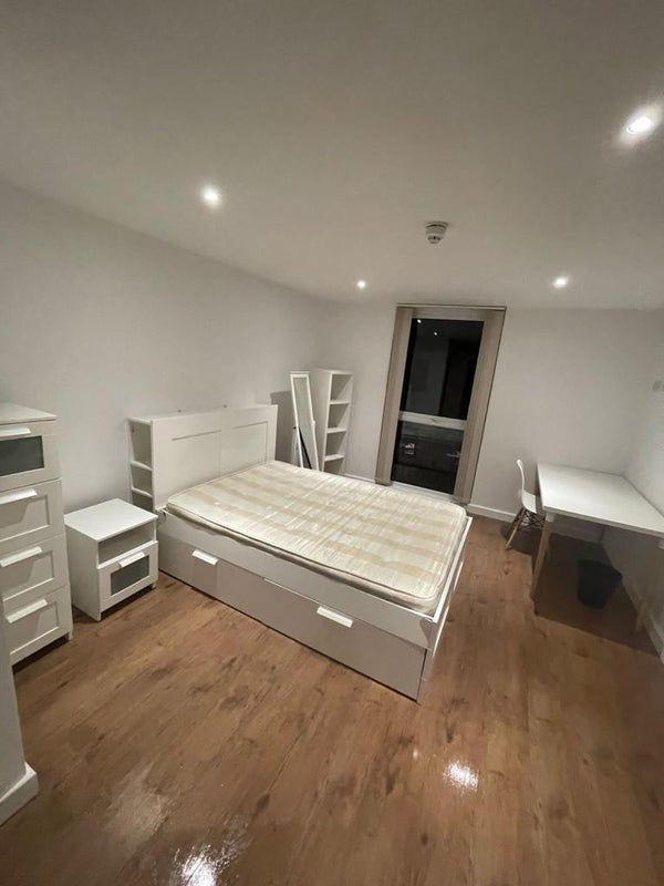 'Stunning 6Bedroom Ensuite Flat NO DEPOSIT' Room to Rent from SpareRoom