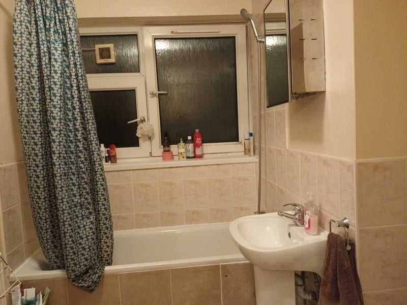 'Good Sized Double Room for Rent(bills included)' Room to Rent from