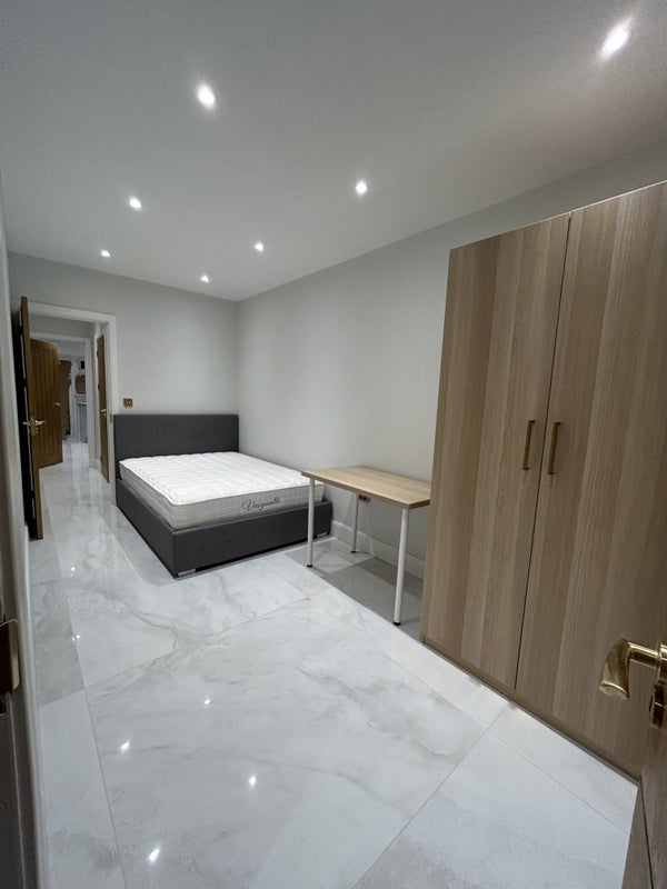 Photo 1: Bedroom