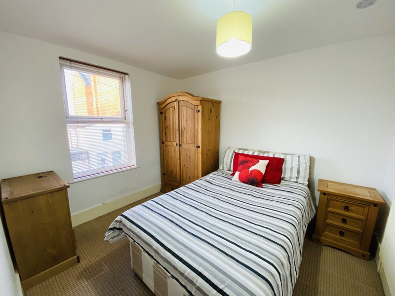 Photo 1: Bedroom
