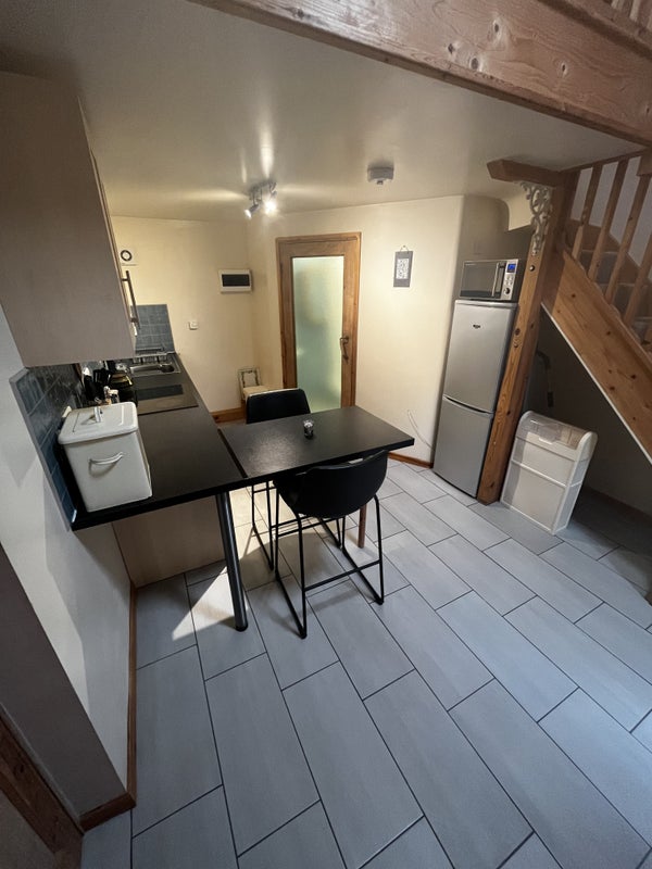 Photo 1: Kitchen 