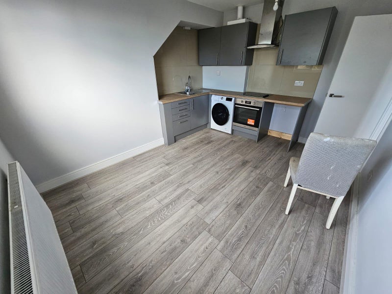 '2 bedrooms flat between Hendon & Hendon Central ' Room to Rent from