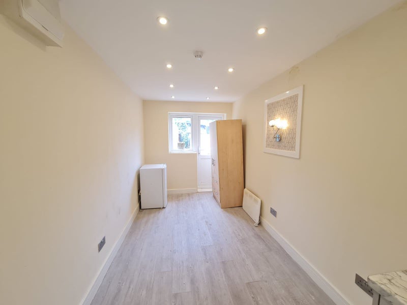 'DSS Studio Flat in Eltham Mottingham SE9' Room to Rent from SpareRoom