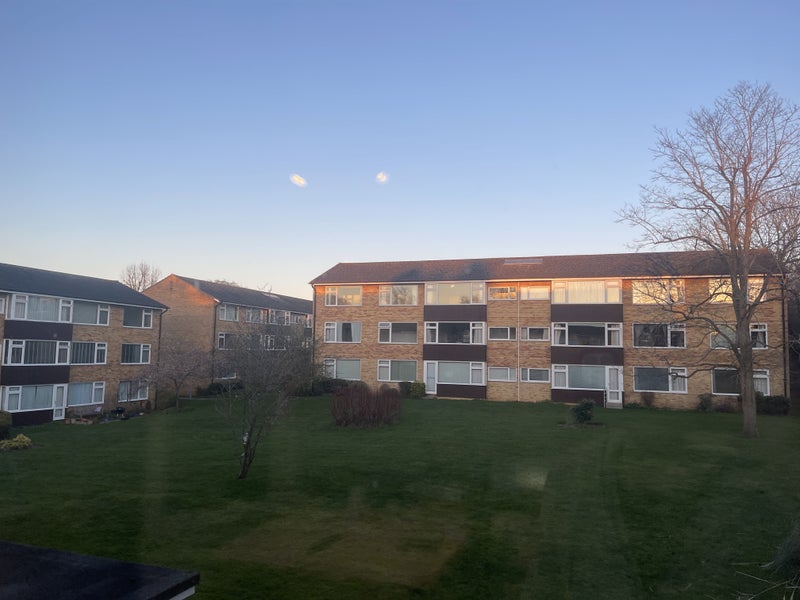 'Big room in large Guildford flat Bills included' Room to Rent from