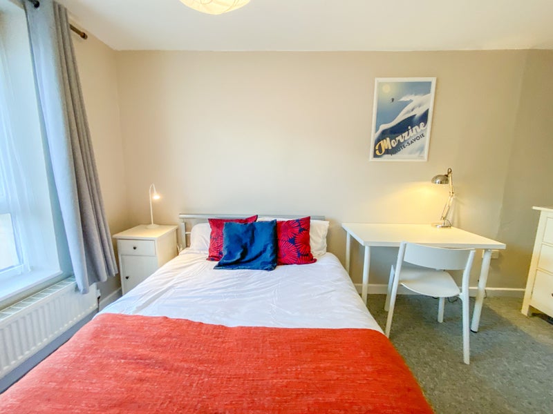 'Fab Double in Amazing Location in Central Redhill' Room to Rent from SpareRoom