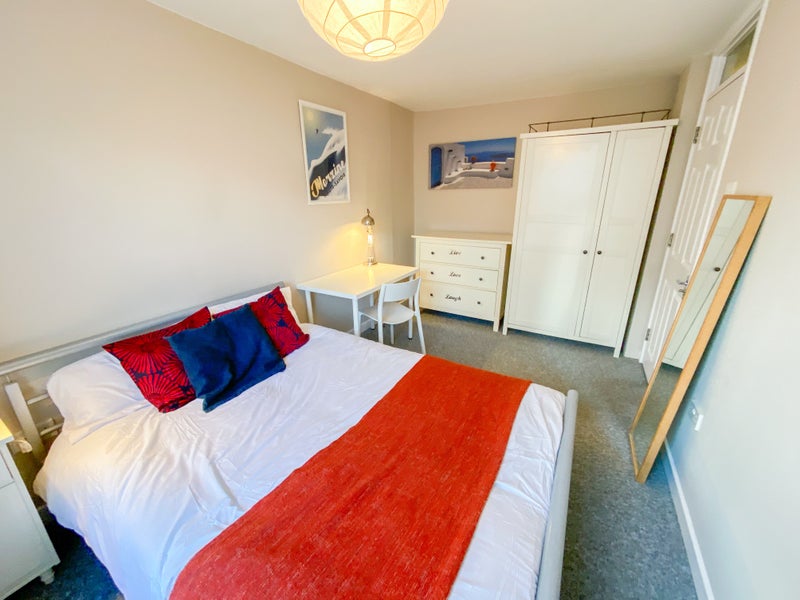 'Fab Double in Amazing Location in Central Redhill' Room to Rent from SpareRoom