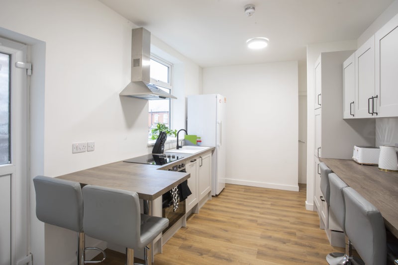 Photo 6: Kitchen