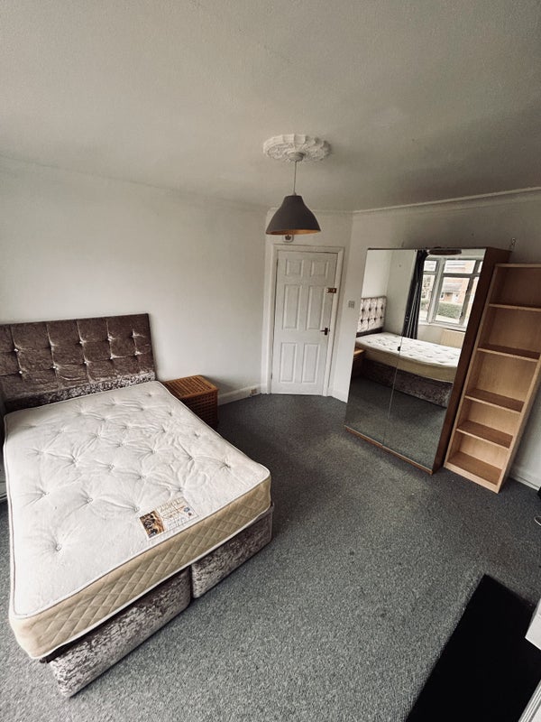 Photo 1: Extra Large Double Bedroom with Bay Windows 