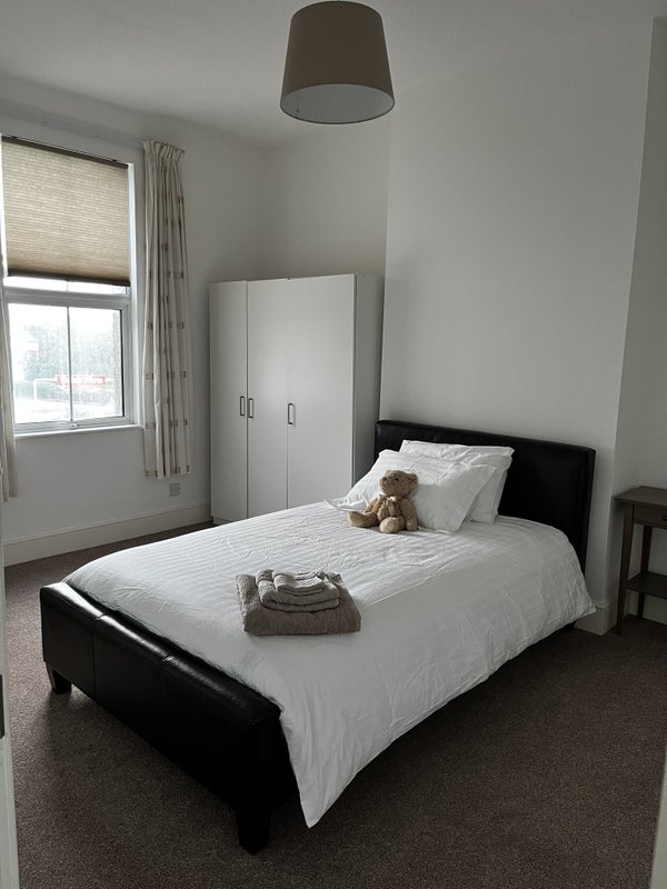 Photo 1: Large double Room