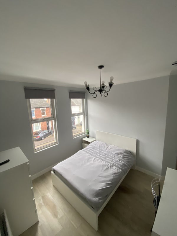 Photo 1: Bedroom 
