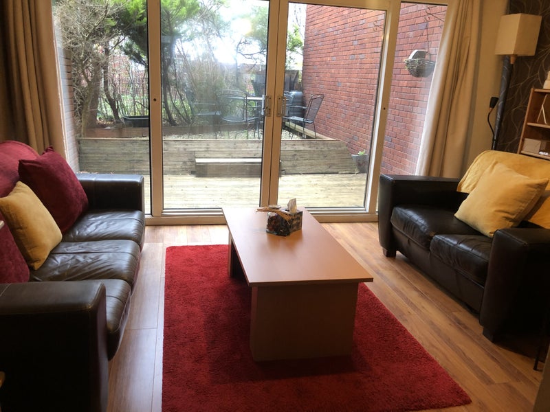 Photo 1: Lounge 1
