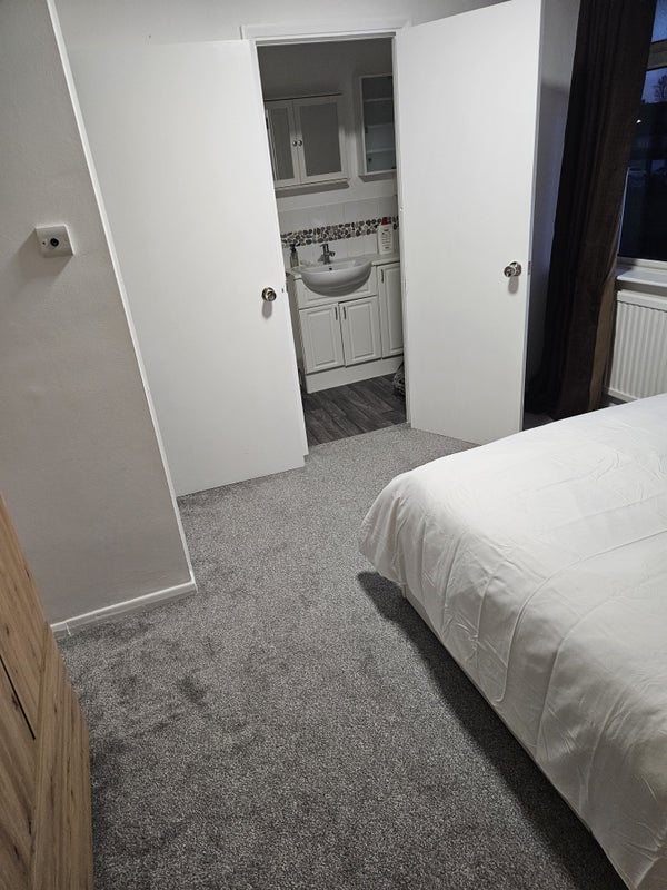 Photo 1: Ensuite1