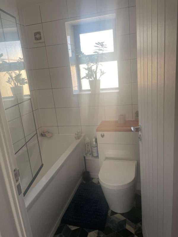 Photo 5: Upstairs bathroom