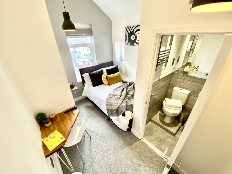 Photo 1: Lovely en-suite bedroom in the heart of Town Centre