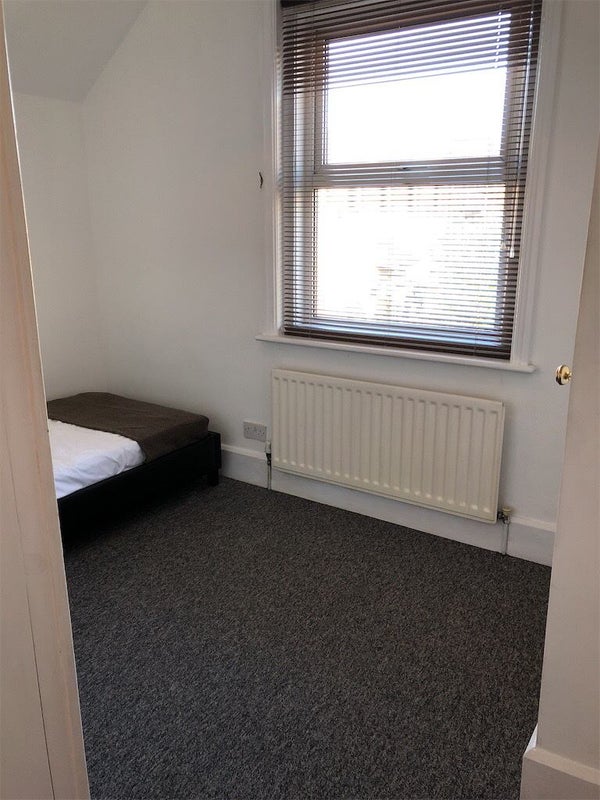 'Studio central Crawley close to station' Room to Rent from SpareRoom