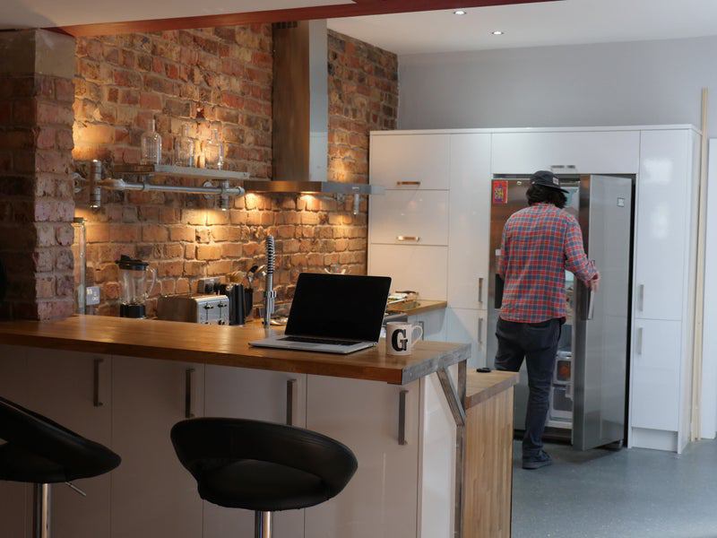 Photo 1: Kitchen / Breakfast bar