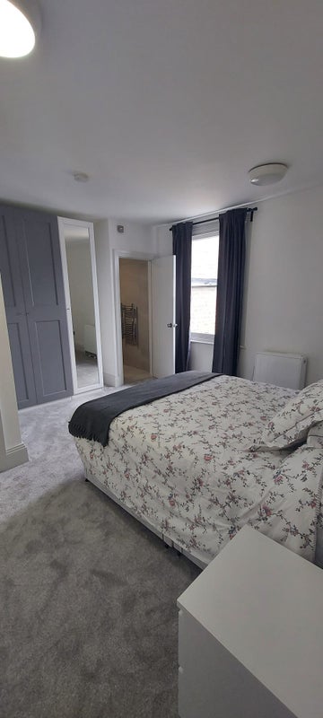 Photo 1: Room 6 (en-suite)