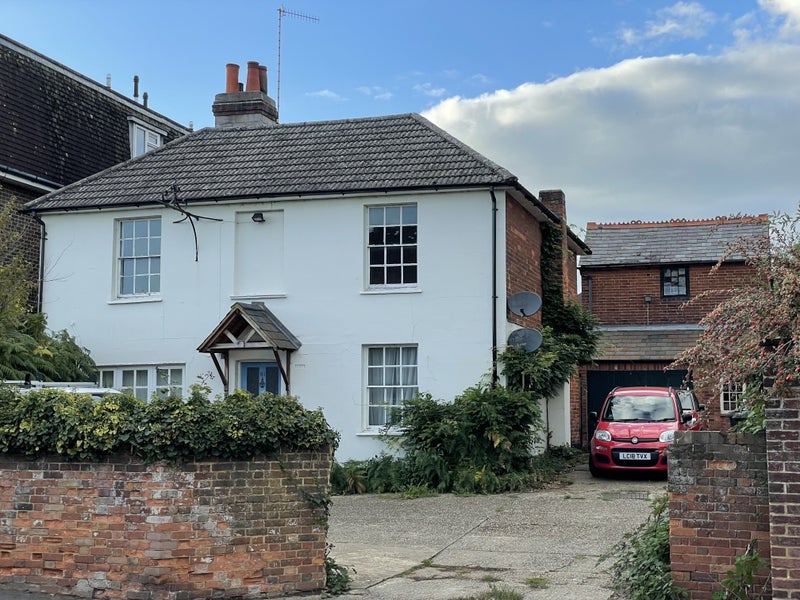 'Furnished Double Room near train station' Room to Rent from SpareRoom