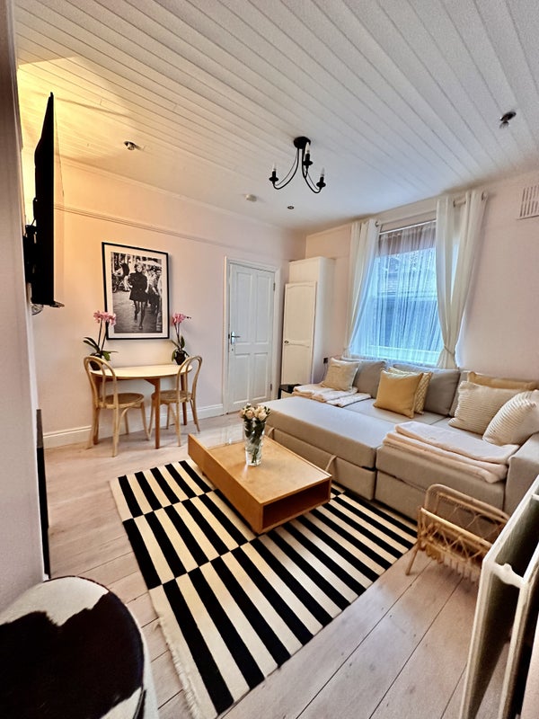 Photo 1: Living room 