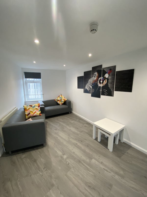 Photo 1: Lounge