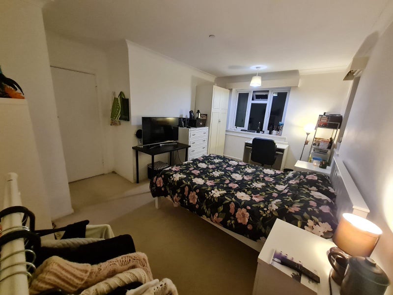 'Large Double 5/7min from Piccadilly/Central Line' Room to Rent from ...