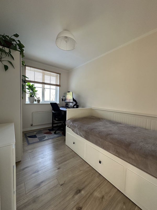 Photo 1: Bedroom