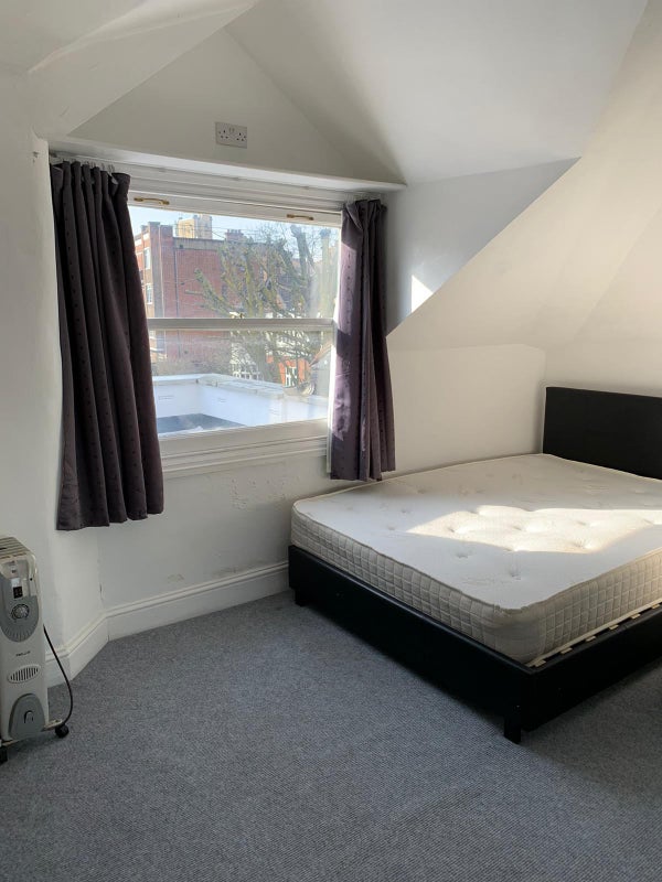 Photo 1: ROOM 2