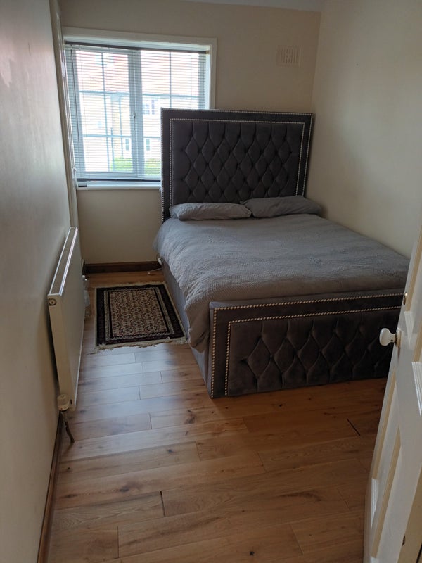 Photo 1: Double  Room to let. Available  now!