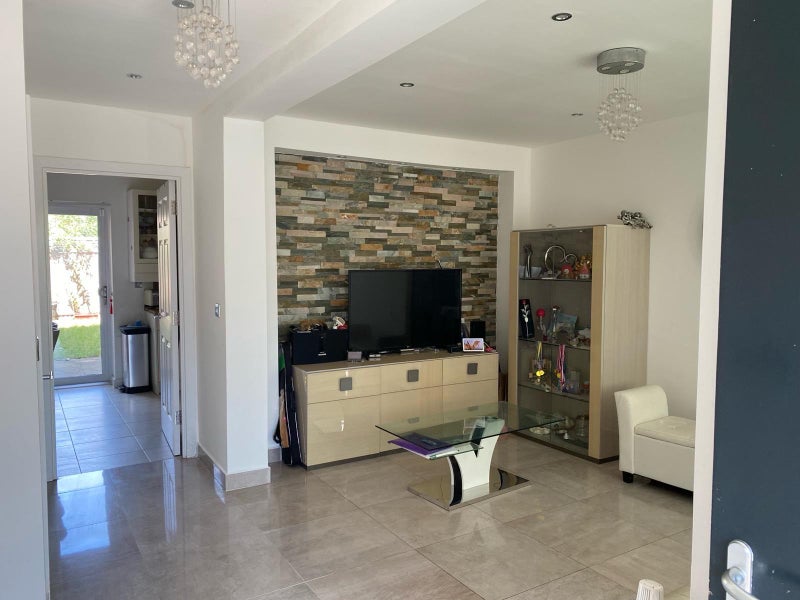 Photo 1: Shared Living room