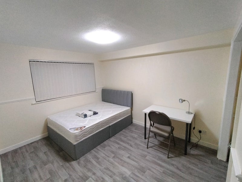 Photo 1: Room 1