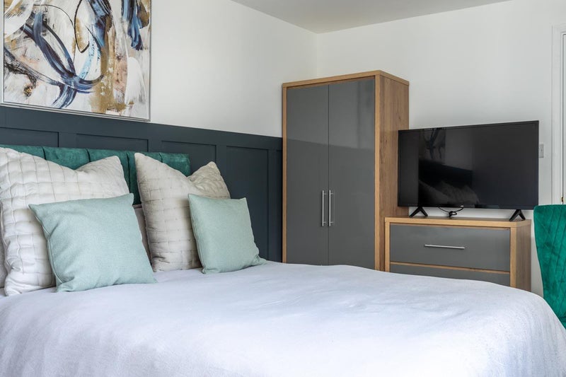 Photo 1: Double Bedroom with en-suite now available 