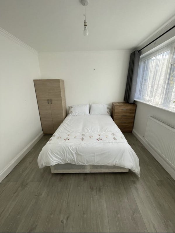 'Lovely Double Room In Ilford All Bills Inc !!' Room to Rent from